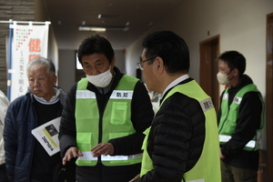 パトロールに際し打ち合わせをする市長