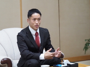 懇談をする瀧澤さん