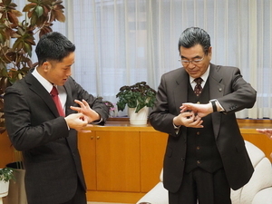 手話サインを教えてもらう市長