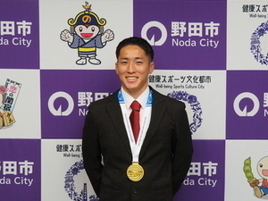 瀧澤選手と優勝の金メダル