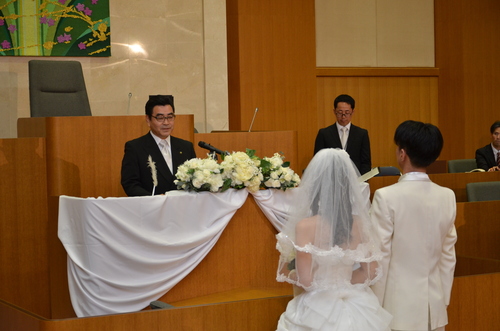 届け出挙式場は市議会議場です