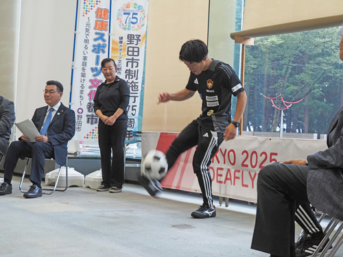 瀧澤選手がリフティングを　披露