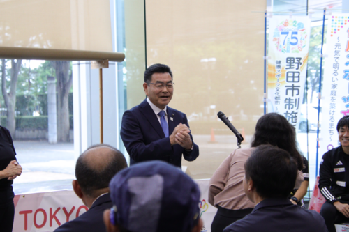 市長と議長も手話 であいさつ