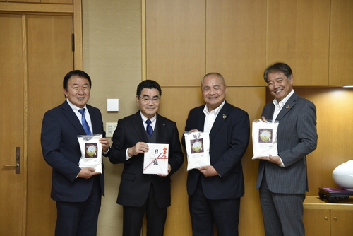 寄付を受ける市長との記念写真