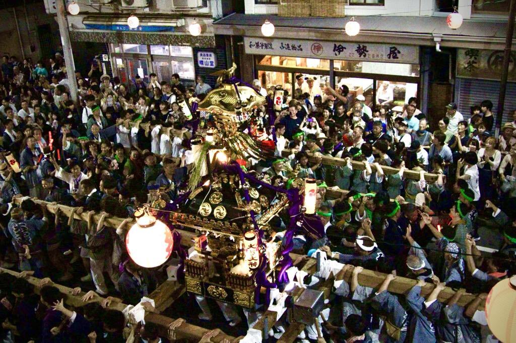 みこしのすれ違いは迫力と 勇壮さに圧倒される