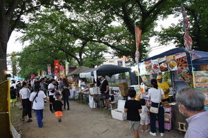 縁日のように賑わう土手