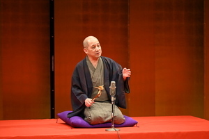 高座にあがる一之輔さん