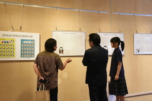作品に見入る市長