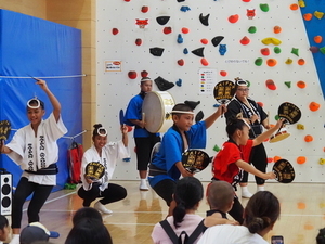集まった皆さんの前で踊りを披露するさいぱんれん