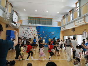 みんなで踊りの輪を作る
