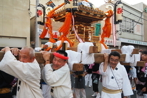 みこしを担ぐ市長