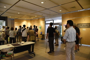 学芸員の解説を聞いている来場者