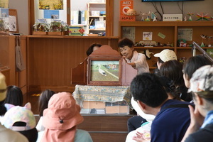 コウノトリ紙芝居の読み聞かせ
