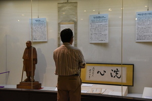 展示を見る市長
