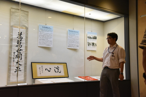 展示を見る市長