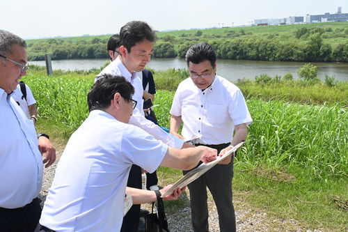 野田橋の視察をする県知事と市長