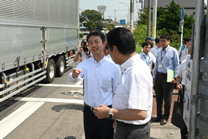 野田橋の渋滞について市長の説明を聞く知事