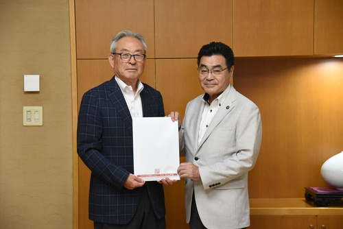 寄附目録を受け取る市長