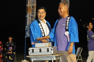 花火の点火ボタンを押す市長と澤田修実行委員長