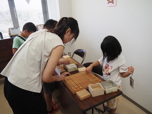 本将棋盤でも遊ぶ子ども達