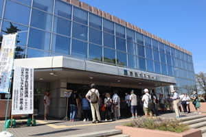 続々と会場へ集まる観客