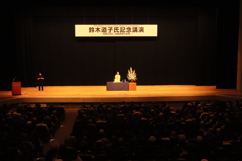 講演をする鈴木道子さん