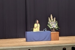 講演をする鈴木道子さん