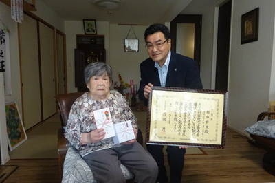 岡田静枝さんと記念撮影