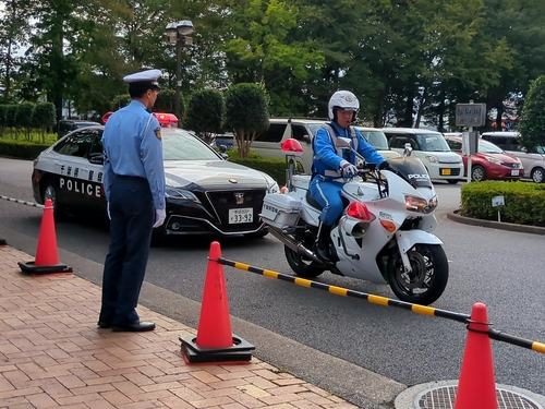 出動する白バイとパトカー