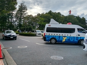 出動するパトカー