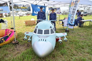 自衛隊ブースの飛行機