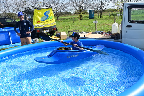 プールでカヌー