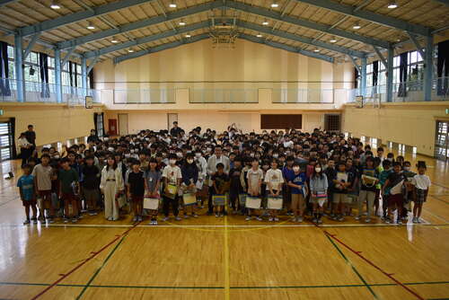 清水台小学校のみんなと記念写真