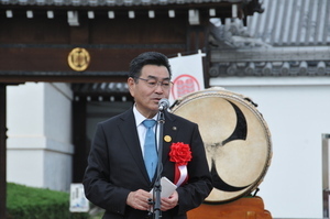 挨拶をする市長