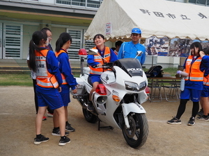 白バイにまたがる