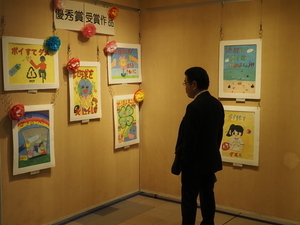 作品を見る市長