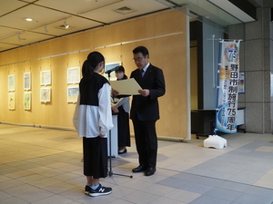 表彰状を受ける児童