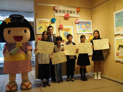 受賞した子どもたちと記念写真