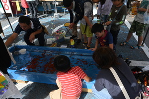金魚釣に挑戦するコーナー