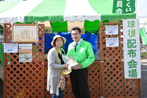 球根配布をする市長