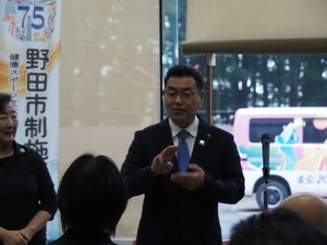 手話で挨拶をする市長