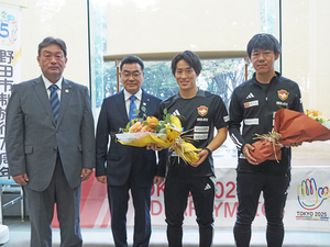 花束を贈呈して記念写真