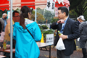 店を見て回る市長
