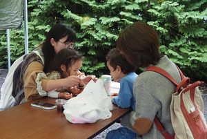 食事を楽しむ人たち