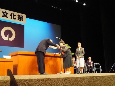 表彰を受ける髙野てる子さん