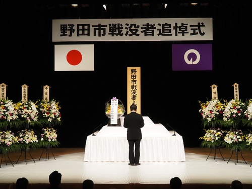 弔辞を述べる市長