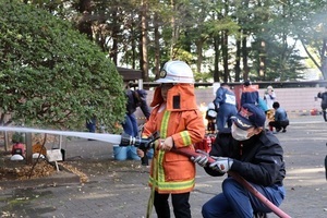 子ども用の消防服を来ての放水体験
