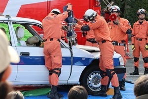 消防の要救護者救出のデモンストレーション