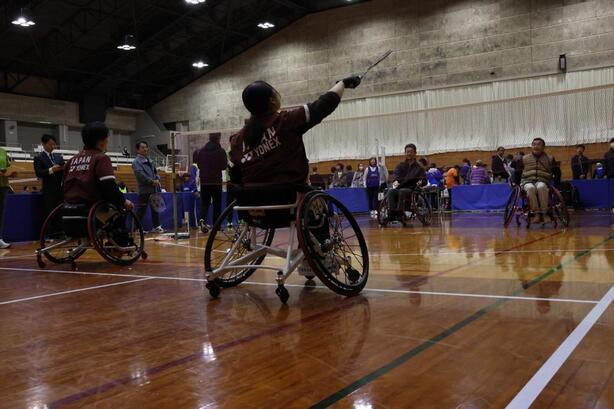 車いすバドミントンに挑戦する市長
