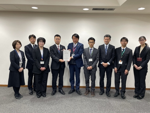 写真の右から5人目に映っている、都丸久埼玉県企画財政部長に要望書を提出している写真